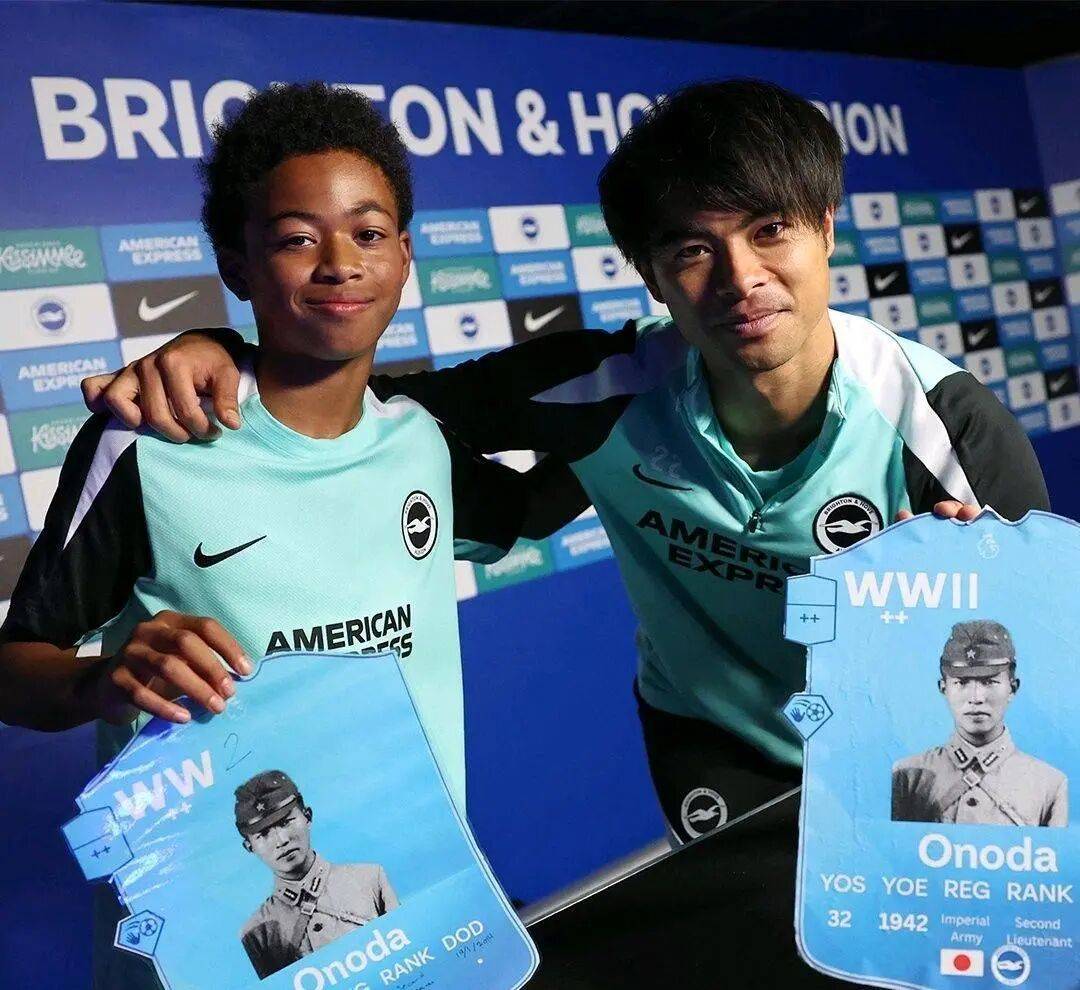 日本国脚竟拿战犯照片合影 英超球队道歉