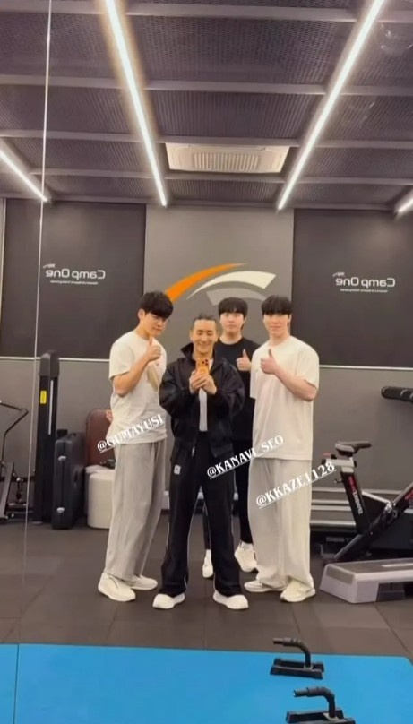 健身教练分享与Gumayusi、Kanavi、Zeka合照